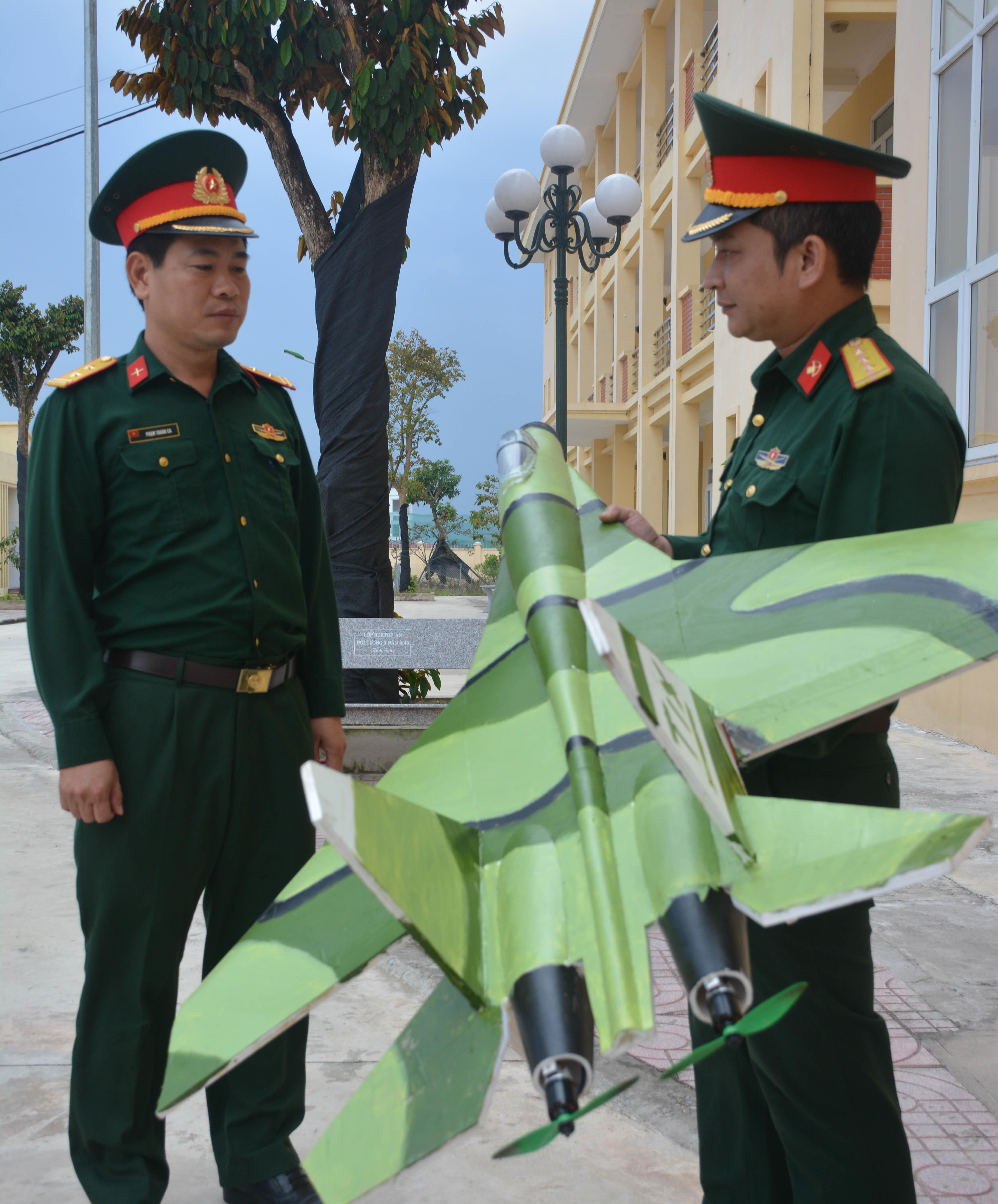 Cháy bỏng với đam mê sáng tạo mô hình chiến đấu cơ